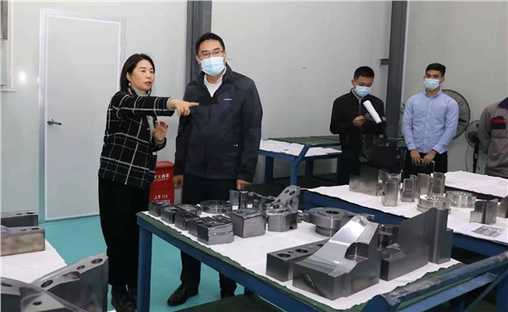 新湖街道黨工委褚宏書記一行參觀先進(jìn)的HKS-G涂層設(shè)備 新湖街道黨工委褚宏書記一行參觀先進(jìn)的HKS-G涂層設(shè)備